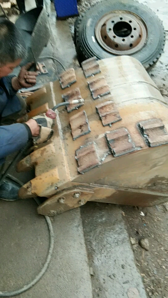 加固挖掘机挖斗用什么样的钢材_挖掘鸡挖端工具_挖掘机能挖蒜吗