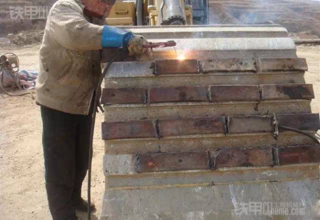 挖掘机能挖蒜吗_加固挖掘机挖斗用什么样的钢材_挖掘鸡挖端工具