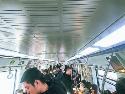 地铁车厢扶手里是什么合金_钢材用于地铁车厢扶手_地铁车厢扶手杆多高